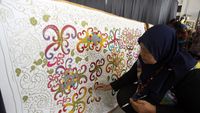 Melihat Pembuatan Batik Khas Kalimantan di Gernas BBI