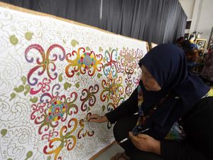 Melihat Pembuatan Batik Khas Kalimantan di Gernas BBI
