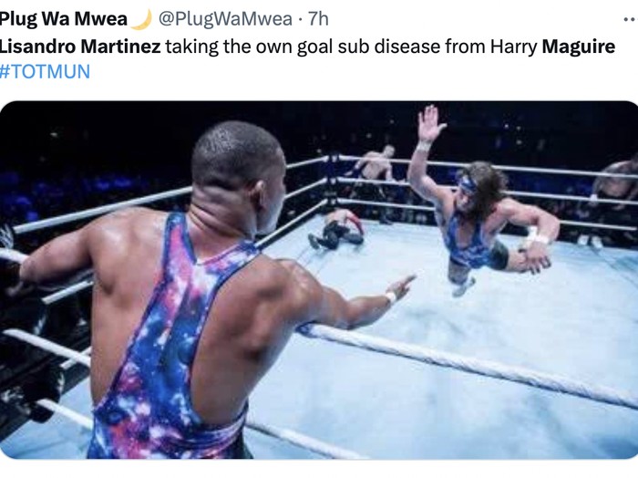 Lisandro Martinez mencetak gol bunuh diri saat menghadapi Tottenham Hotspur. Meme-meme kocakk Manchester United itu pun wara-wiri di linimasa media sosial.