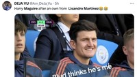 Harry Maguire hanya bisa tertawa dari bench melihat Lisandro Martinez membobol gawang sendiri. (Foto: Twitter)
