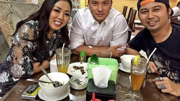 Nicholas Saputra Doyan Kulineran Bareng Teman Artis