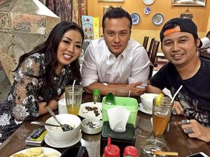 Nicholas Saputra Doyan Kulineran Bareng Teman Artis Nicholas Saputra Doyan Kulineran Bareng Teman Artis
