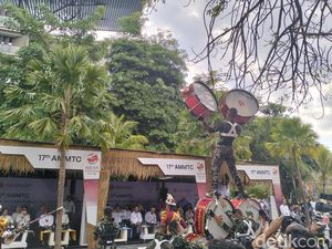 Atraksi Taruna Akpol dan Warga NTT Sambut Delegasi AMMTC Labuan Bajo