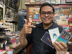 Cuan Manis Penjual Kaset Pita di Bandung Jelang Konser Coldplay