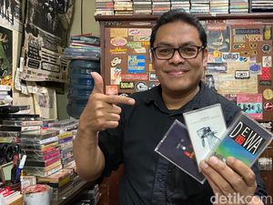Cuan Manis Penjual Kaset Pita di Bandung Jelang Konser Coldplay Cuan Manis Penjual Kaset Pita di Bandung Jelang Konser Coldplay