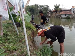 Melihat Keseruan Lomba Ngurek Berhadiah Sepeda Motor di Tasikmalaya
