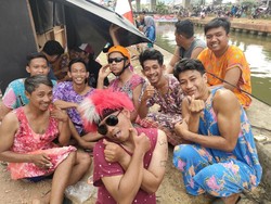 Peserta Panjat Pinang di Sungai Kalimalang Pakai Daster, Incar Hadiah Emas