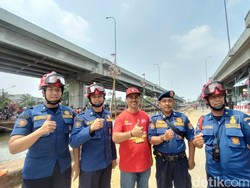 Lomba Panjat Pinang di Tengah Sungai Kalimalang, Damkar Disiagakan