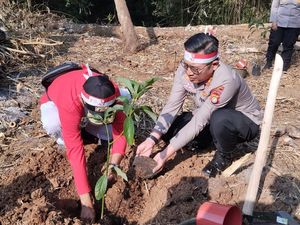 Gerakan Polisi Hijaukan Kota Depok dengan Menanam Ratusan Pohon