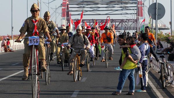 Ratusan Pecinta Sepeda Tua Pawai untuk Peringati HUT RI