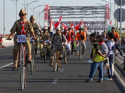 Ratusan Pecinta Sepeda Tua Pawai untuk Peringati HUT RI