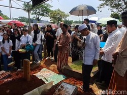 Ketegaran Tora Sudiro Antar Ibunda ke Peristirahatan Terakhir