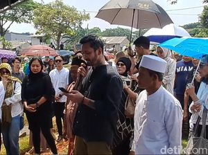 Ketegaran Tora Sudiro di Pemakaman Sang Ibunda Ketegaran Tora Sudiro di Pemakaman Sang Ibunda