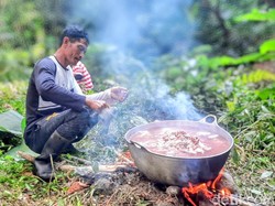 Kaum Hawa Jadi Ratu Sejagat Sehari Saat Gelaran Nyonteng Kolbuk Bondowoso