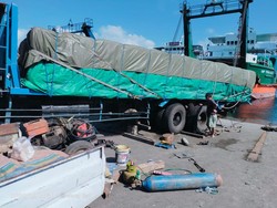 Dua Truk Jumbo Rusak, Bongkar Muat di Pelabuhan Gilimanuk Tersendat