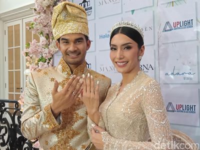 Tyas Mirasih dan Tengku Tezi Pamer Cincin Nikah