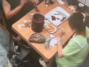Wanita Ini Sengaja Taruh Rambut di Makanan, Demi Makanan Gratis Wanita Ini Sengaja Taruh Rambut di Makanan, Demi Makanan Gratis