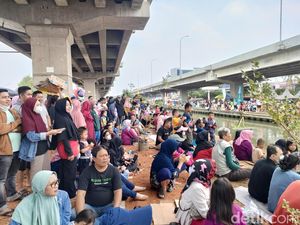 Antusias Warga Piknik Sambil Nonton Lomba Panjat Pinang di Kalimalang