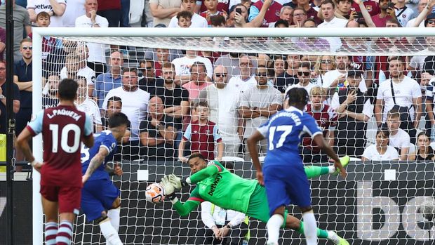 Soccer Football - Premier League - West Ham United v Chelsea - London Stadium, London, Britain - August 20, 2023 Chelsea's Enzo Fernandez has his shot saved by West Ham United's Alphonse Areola from the penalty spot Action Images via Reuters/Matthew Childs EDITORIAL USE ONLY. No use with unauthorized audio, video, data, fixture lists, club/league logos or 'live' services. Online in-match use limited to 75 images, no video emulation. No use in betting, games or single club /league/player publications.  Please contact your account representative for further details.