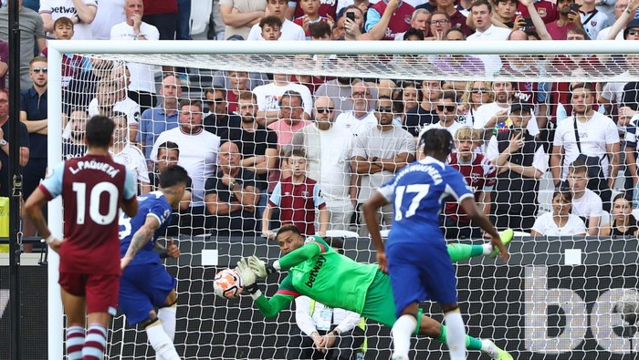 West Ham vs Chelsea Soccer Football - Premier League - West Ham United v Chelsea - London Stadium, London, Britain - August 20, 2023 Chelsea's Enzo Fernandez has his shot saved by West Ham United's Alphonse Areola from the penalty spot Action Images via Reuters/Matthew Childs EDITORIAL USE ONLY. No use with unauthorized audio, video, data, fixture lists, club/league logos or 'live' services. Online in-match use limited to 75 images, no video emulation. No use in betting, games or single club /league/player publications. Please contact your account representative for further details.