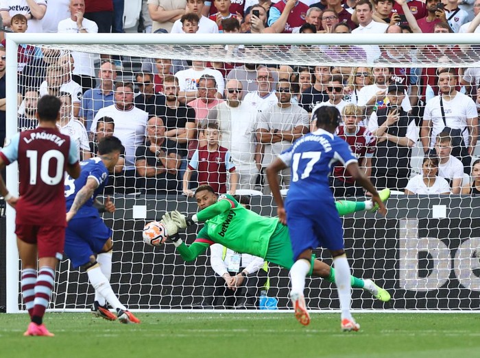 Soccer Football - Premier League - West Ham United v Chelsea - London Stadium, London, Britain - August 20, 2023 Chelsea's Enzo Fernandez has his shot saved by West Ham United's Alphonse Areola from the penalty spot Action Images via Reuters/Matthew Childs EDITORIAL USE ONLY. No use with unauthorized audio, video, data, fixture lists, club/league logos or 'live' services. Online in-match use limited to 75 images, no video emulation. No use in betting, games or single club /league/player publications.  Please contact your account representative for further details.