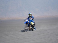 6 Hal yang Perlu Diperhatikan saat Naik Motor Trail di Trek Pasir