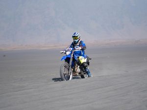 6 Hal yang Perlu Diperhatikan saat Naik Motor Trail di Trek Pasir 6 Hal yang Perlu Diperhatikan saat Naik Motor Trail di Trek Pasir