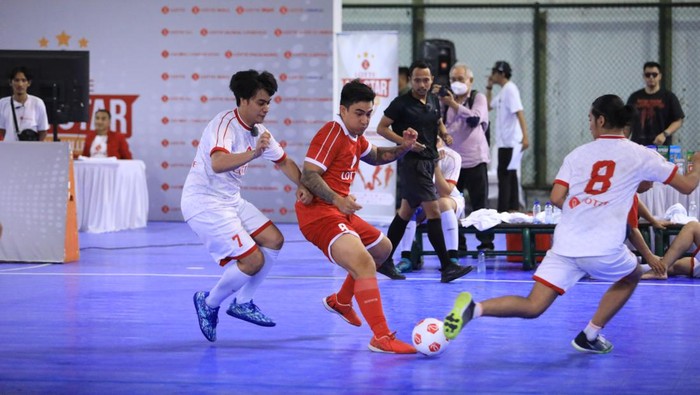 Olahraga mengolah bola sangat populer di Indonesia. Para selebritas pun berduel dalam ajang All Star Futsal Challenge.