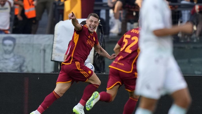 Romas Andrea Belotti, left, celebrates before the goal scored by him was ruled out after a VAR review during the Serie A soccer match between Roma and Salernitana, at Romes Olympic Stadium, Sunday, Aug. 20, 2023. (AP Photo/Andrew Medichini)