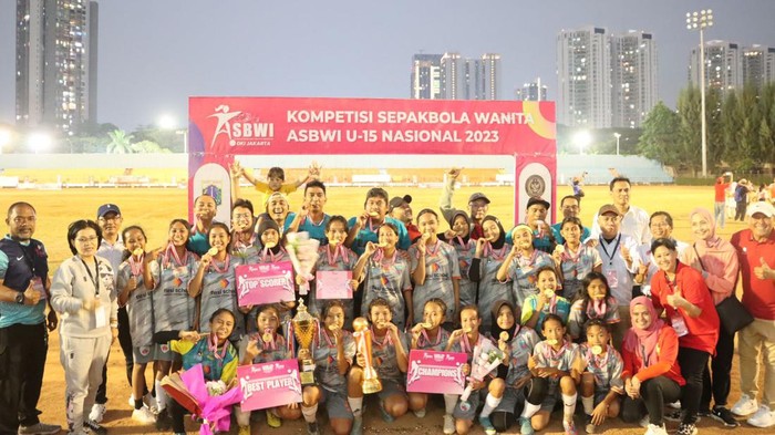 Asosiasi Sepakbola Wanita Indonesia (ASBWI) tuntas menyelenggarakan ASBWI U-15 Nasional 2023. Tim Putri Tangerang Selatan menjadi juaranya.