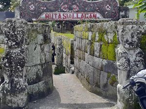 Batu Kursi Persidangan, Tempat Hukuman Mati di Huta Siallagan Samosir Batu Kursi Persidangan, Tempat Hukuman Mati di Huta Siallagan Samosir