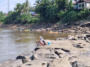 Wisata Batu Unik di Sekadau, Cuma Muncul Saat Musim Kemarau Wisata Batu Unik di Sekadau, Cuma Muncul Saat Musim Kemarau