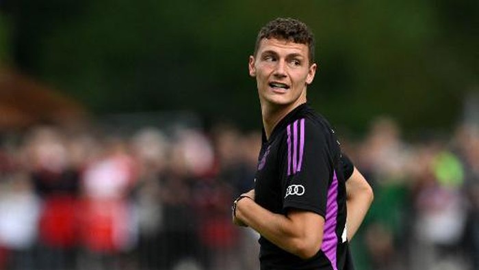 Bayern Munichs French defender Benjamin Pavard takes part in a training session of German first division Bundesliga clubs pre-season training camp in Rottach-Egern, southern Germany, on July 20, 2023. (Photo by Christof STACHE / AFP)