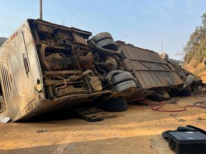 Video: Bus Vs Truk di Brasil, 12 Mahasiswa Tewas Video: Bus Vs Truk di Brasil, 12 Mahasiswa Tewas