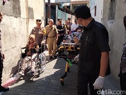 Haru Cyntya yang Merangkak Jualan Peyek Kini Dapat Bantuan Perawatan di RS
