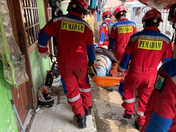 Damkar Jakut Bantu Warga Obesitas Berobat ke Rumah Sakit