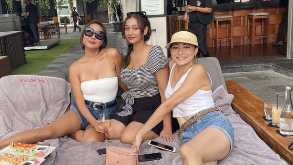 Dewi Rezer Saat Santai di Kafe Bali Bareng Kekasih dan Sahabat