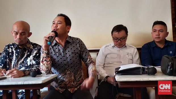 Enam advokat dari Law Firm DNLAW, menjadi kuasa hukum dari Gulfito Guevarrato selaku penggugat soal aturan batas usia maksimal capres menjadi 65 tahun dan syarat maju capres hanya dua kali ke Mahkamah Konsitusi (MK), Senin (21/8).