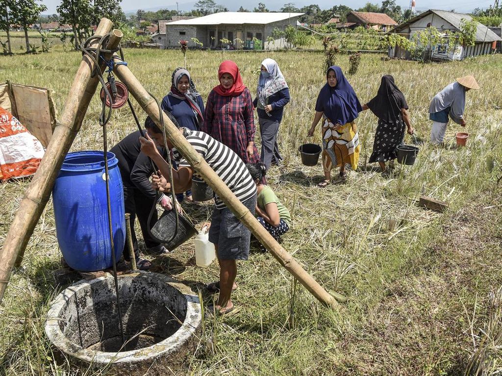 El Nino Bikin Ciamis Kekeringan, Warga Antre Air Bersih El Nino Bikin Ciamis Kekeringan, Warga Antre Air Bersih