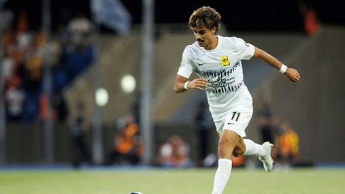 Ittihads Portuguese midfielder Jota runs with the ball during the 2023 Arab Club Champions Cup group A football match between Tunisias Esperance de Tunis and Saudi Arabias Al-Ittihad at the King Fahd Stadium in Taif on July 27, 2023. (Photo by AFP)