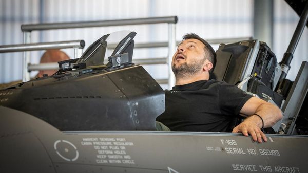 Gaya Zelenskyy Jajal Jet Tempur F-16 Denmark Untuk Ukraina