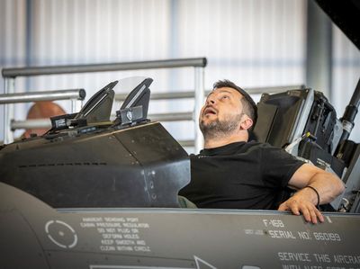 Gaya Zelenskyy Jajal Jet Tempur F-16 Denmark Untuk Ukraina