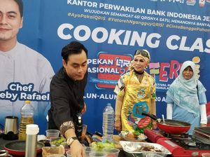 Ibu-ibu di Jember Belajar Masak Rawon Pecel dari Chef Steby Rafael