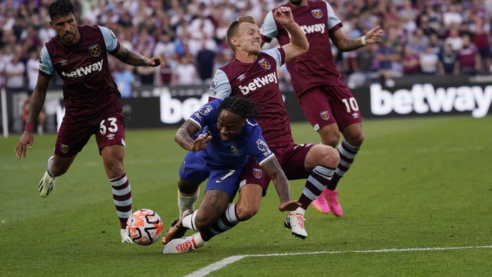 Chelseas Raheem Sterling, left, challenges for the ball with West Hams James Ward-Prowse during the English Premier League soccer match between West Ham and Chelsea, at the London Stadium in London, Sunday, Aug. 20, 2023. (AP Photo/Alberto Pezzali)