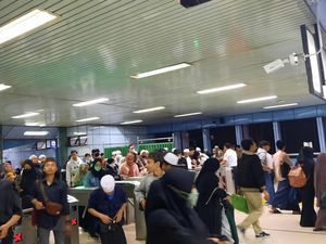 Jemaah Padati Stasiun Juanda Jelang Tablig Akbar di Masjid Istiqlal Jemaah Padati Stasiun Juanda Jelang Tablig Akbar di Masjid Istiqlal