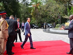 Hari Kedua Jokowi di Kenya: Bertemu Presiden Ruto dan Hibahkan Minyak