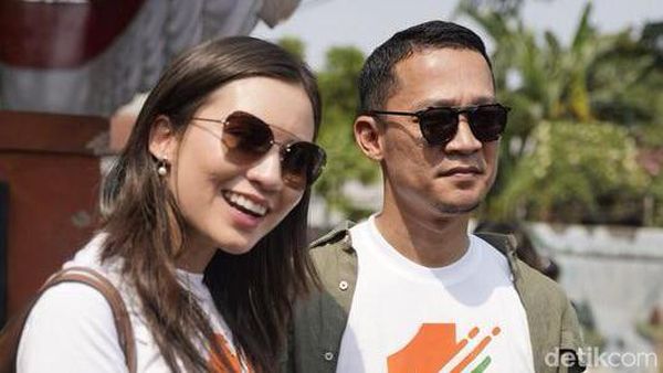 5 Potret Karen Nijsen yang Happy Banget Punya Pasangan Berjiwa Sosial Tinggi