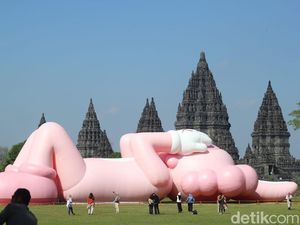 Wow! Patung KAWS Raksasa Rebahan di Candi Prambanan, Ini Tiket-Jadwalnya Wow! Patung KAWS Raksasa Rebahan di Candi Prambanan, Ini Tiket-Jadwalnya