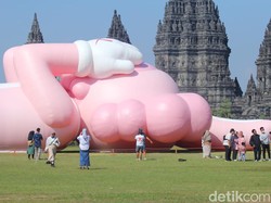 Patung KAWS Rebahan di Candi Prambanan Viral di TikTok, Seniman Ajak Rileks