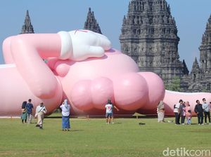Patung KAWS Rebahan di Candi Prambanan Viral di TikTok, Seniman Ajak Rileks Patung KAWS Rebahan di Candi Prambanan Viral di TikTok, Seniman Ajak Rileks